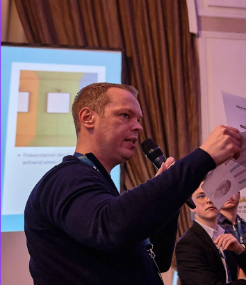 Sascha Bohn bei einer Keynote