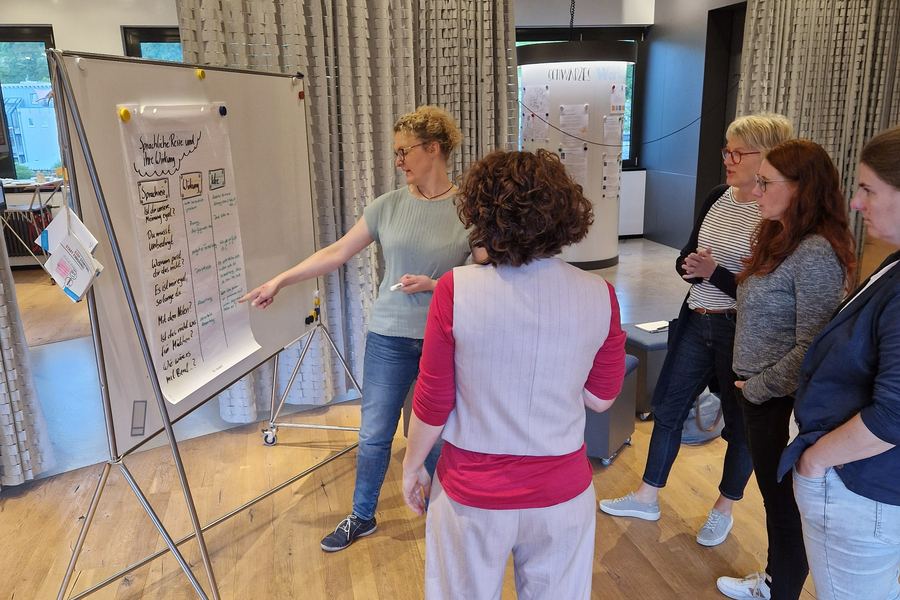 Teilnehmerinnen eines Workshops zur Rolle der Eltern im Berufswahlprozess am Flipchart