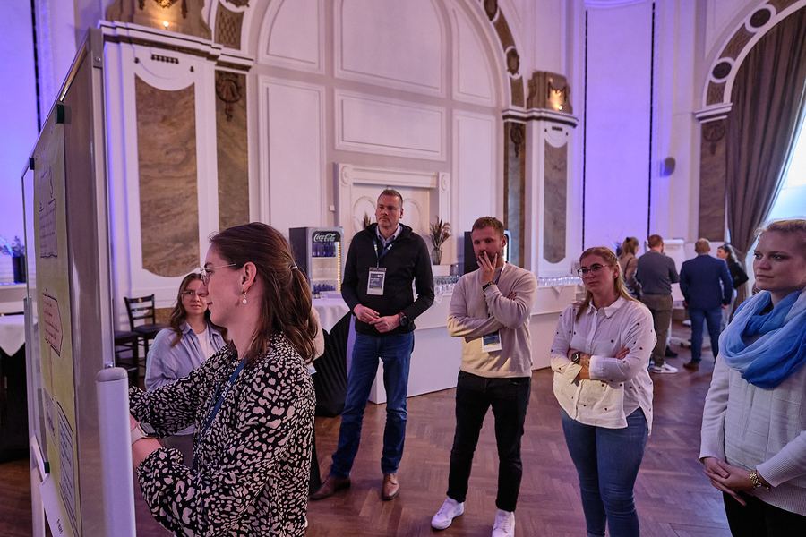 Teilnehmende eines Workshops zur Candidate Journey im Austausch vor einer Pinnwand